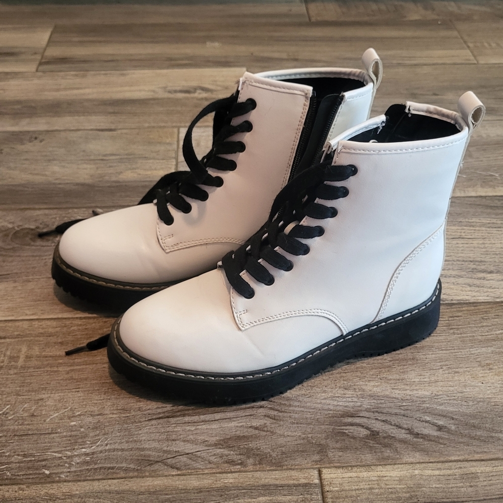White Madden Girl Lug Kurrt Boot Size 7.5 Nwot